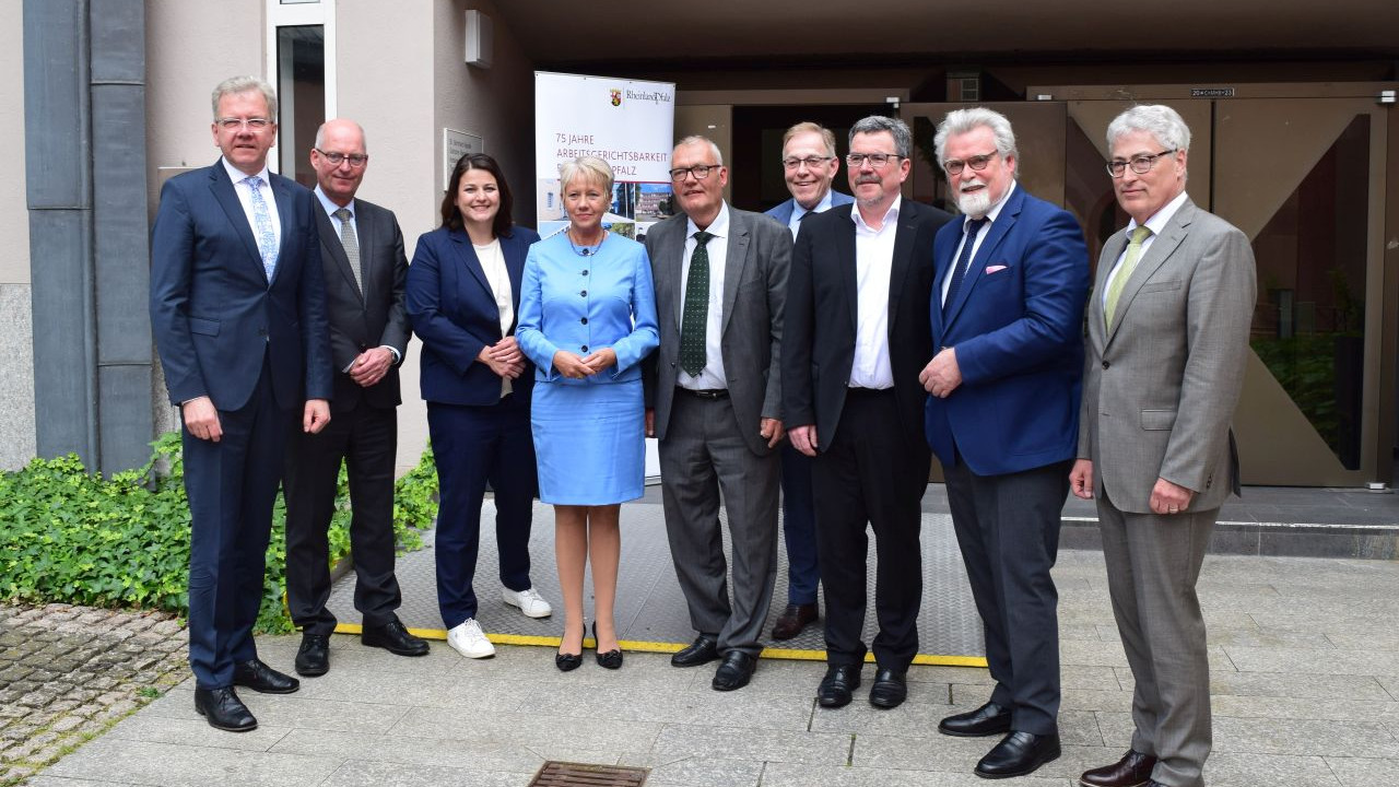 Gruppenbild mit Justizminister Mertin, Präsident des Landesarbeitsgerichts Wildschütz u. Teilnehmern der Podiumsdiskussion